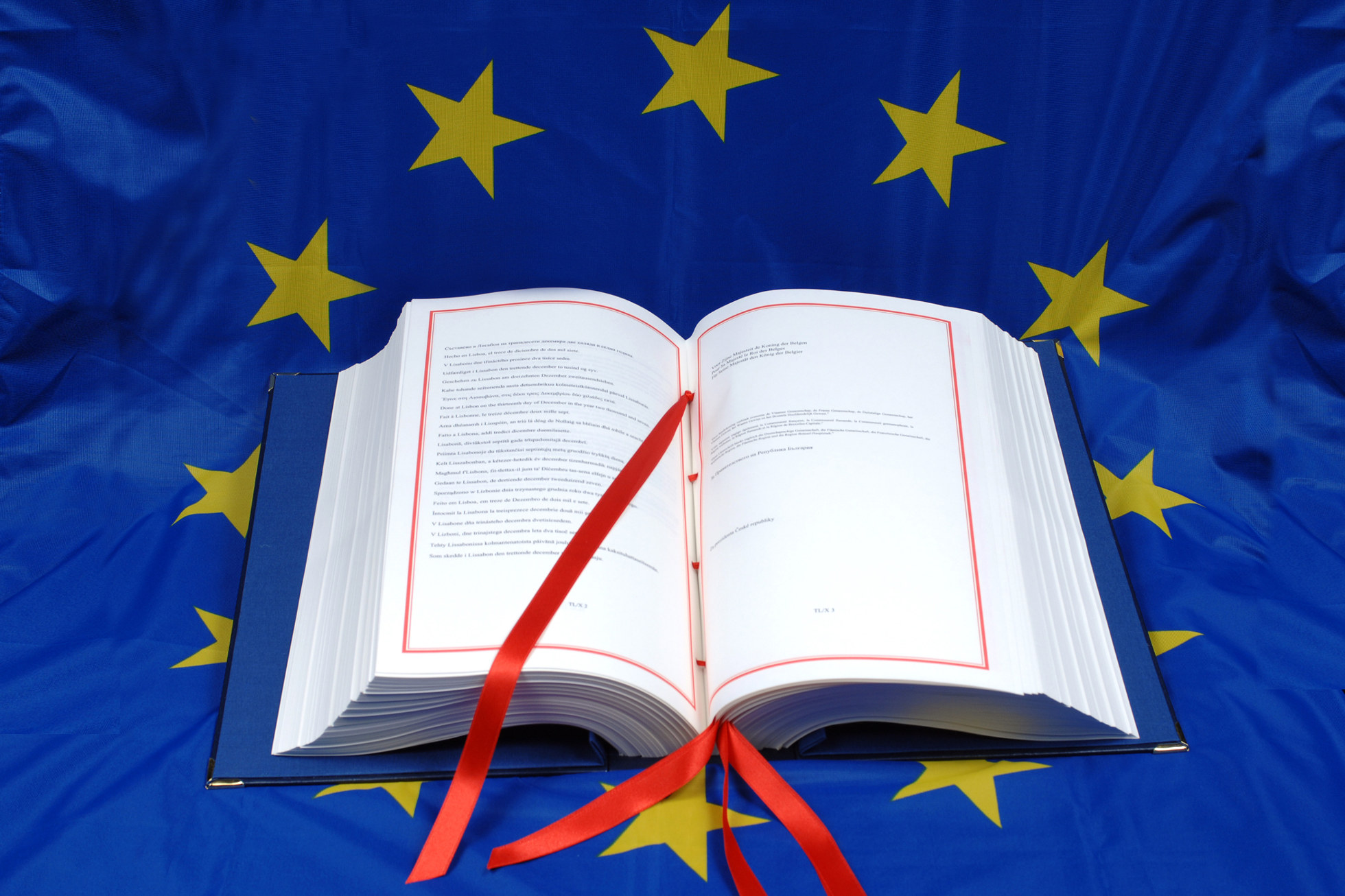 lisbon treaty and eu constitution One of the key criticisms of lisbon, which will face a public vote only in ireland, is that the treaty is simply the eu constitution by a different name. lisbon treaty and eu constitution One of the key criticisms of lisbon, which will face a public vote only in ireland, is that the treaty is simply the eu constitution by a different name.