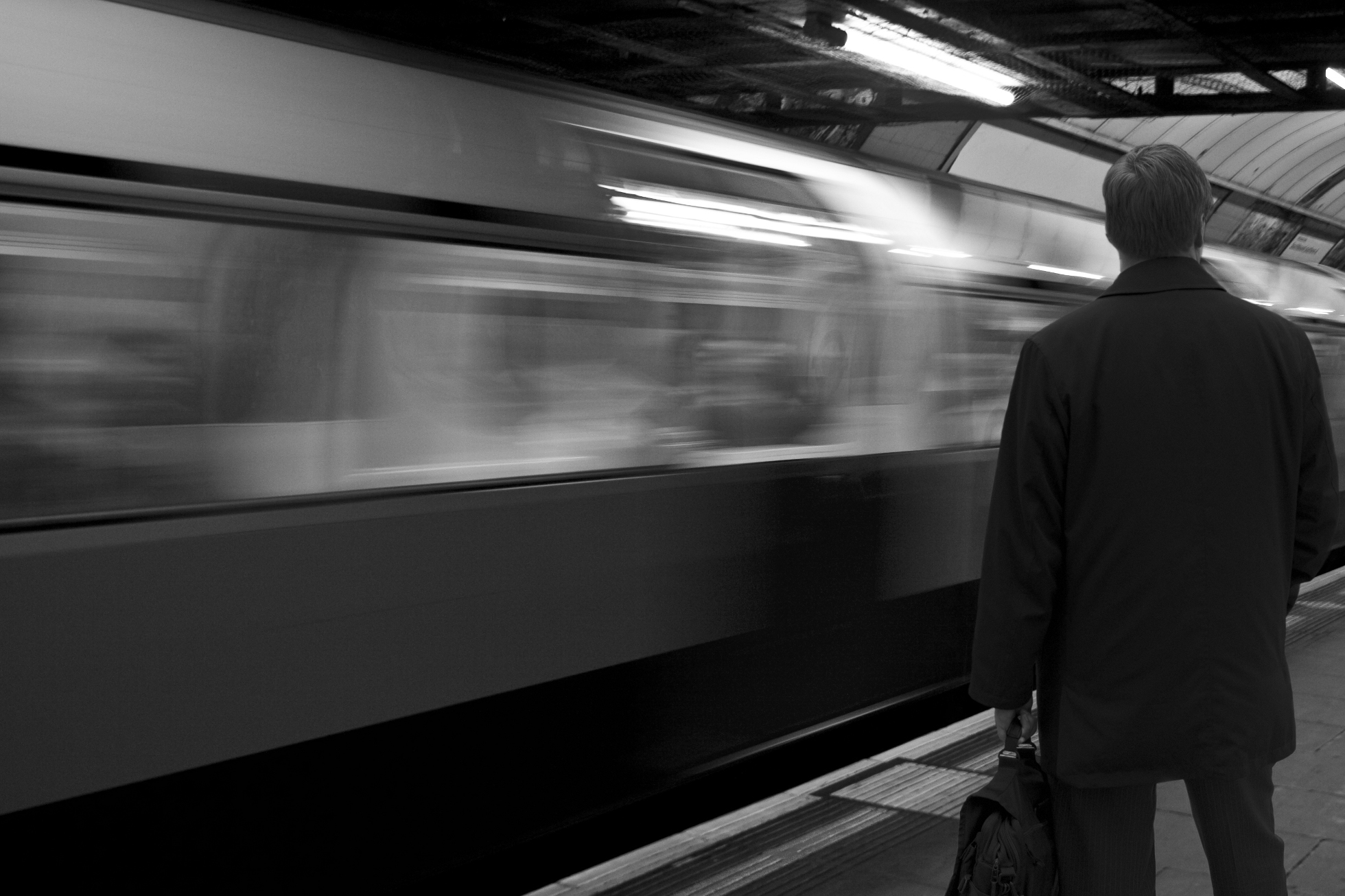 Business man with nowhere to go Mann am Zug (schwarz-weiß)