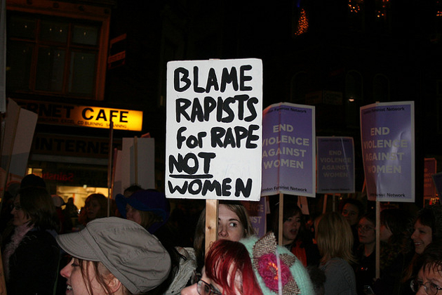 Plakat auf einer Demonstration Plakat - "Blame Rapists for Rape not Women" - "Beschuldigt Vergewaltiger für Vergewaltigung - nicht Frauen"