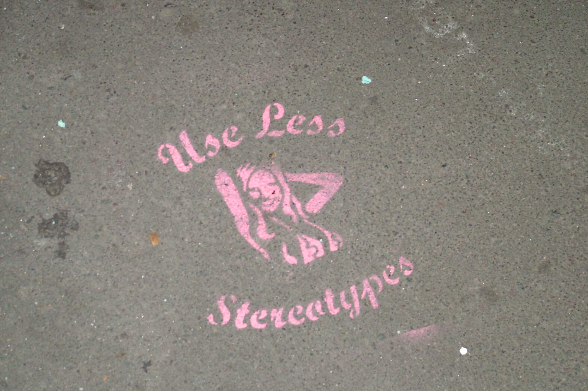 Gängige Geschlechterstereotype: Jungs blau, Mädchen rosa. Jungs toben draußen, Mädchen schwätzen drinnen Graffitti: "Use less stereotypes"