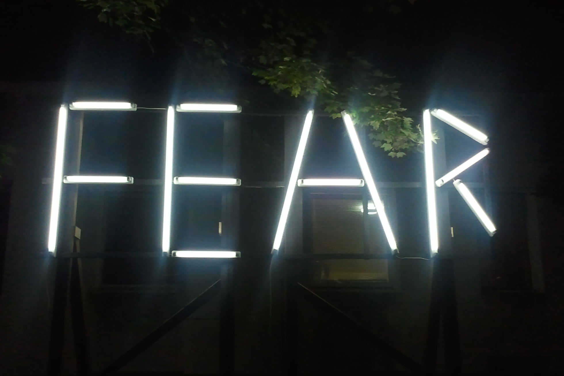 Angst scheint der derzeitige politische Motor zu sein. Fear als Lichtinstallation