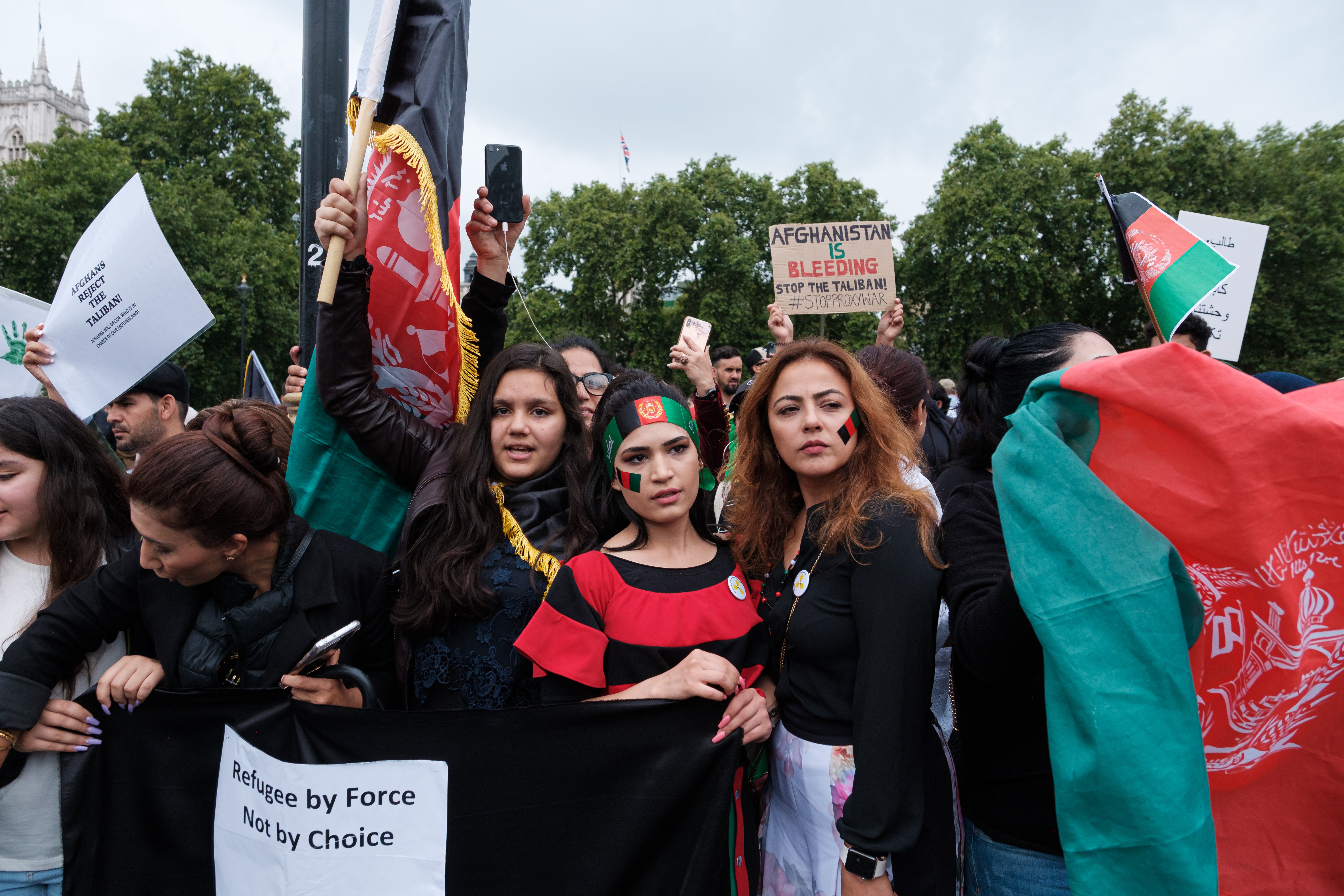 Drei Frauen mit Afghanistan Flaggen in der Hand und im Gesicht auf einem Protest in London. Drei Frauen mit Afghanistan Flaggen in der Hand und im Gesicht auf einem Protest in London.