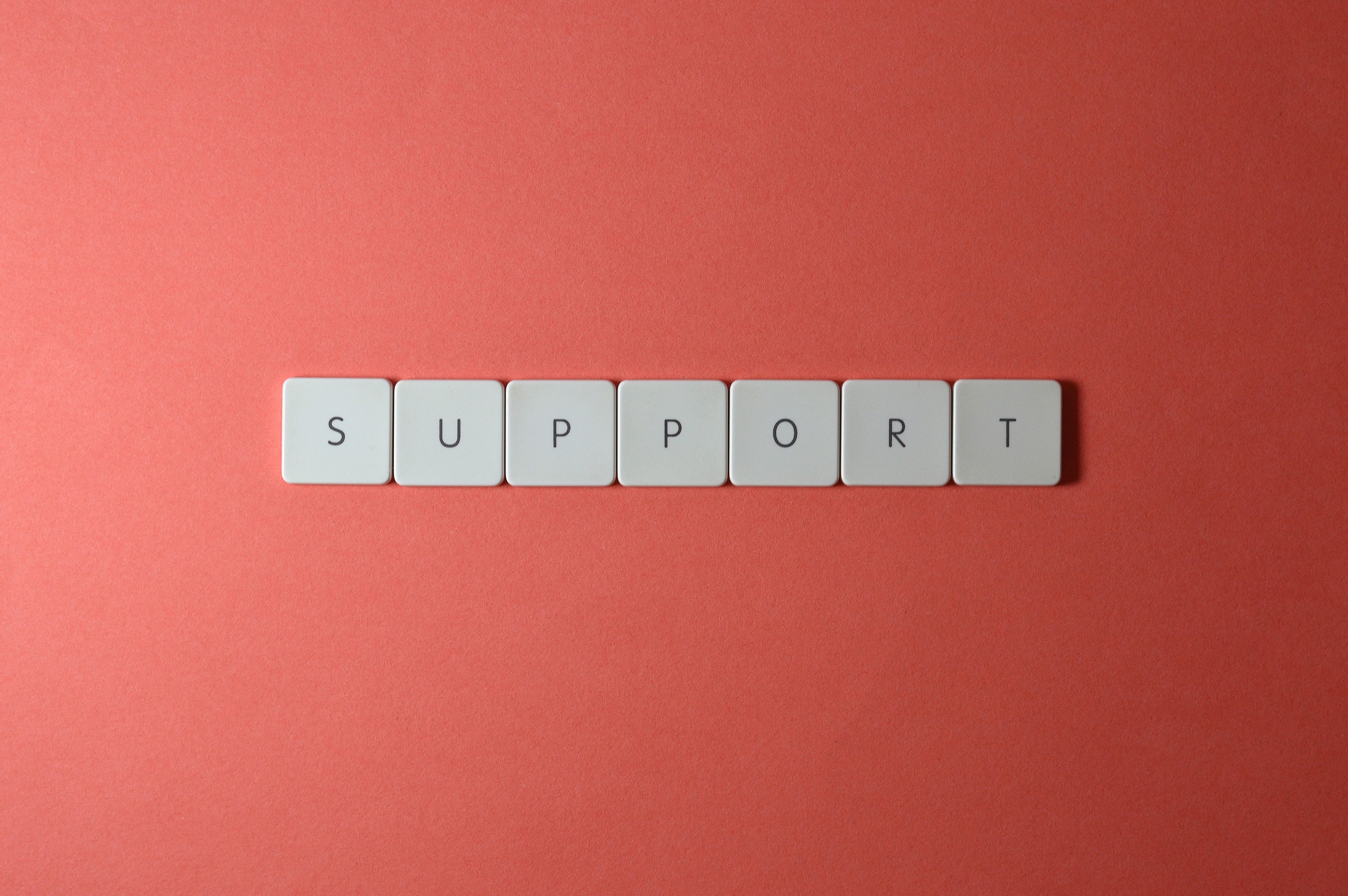 Das Wort "Support", gelegt aus weißen Buchstaben auf rotem Hintergrund Das Wort "Support", gelegt aus weißen Buchstaben auf rotem Hintergrund