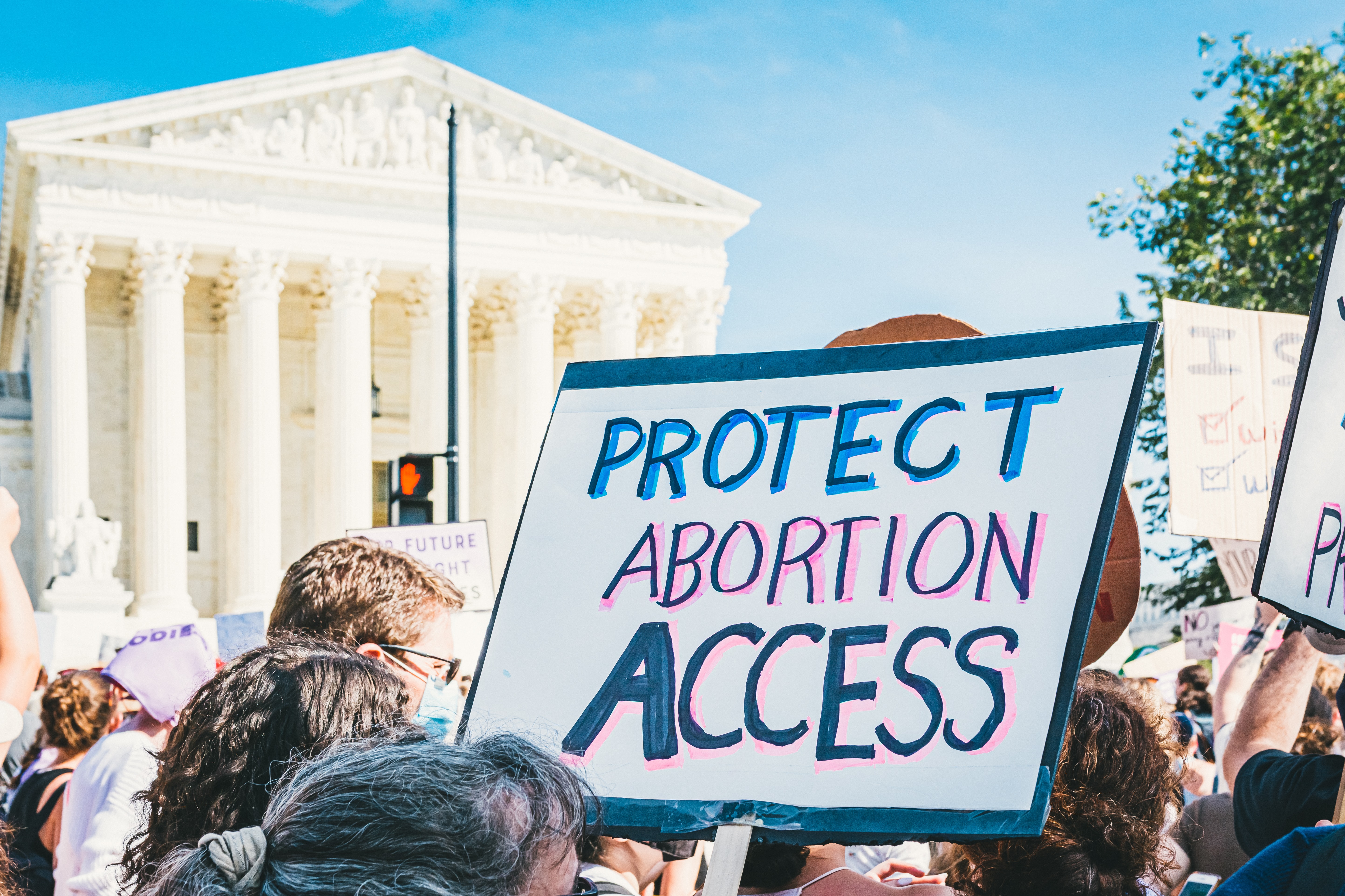 Demoschild mit der Aufschrift "Protect Abortion Access"
