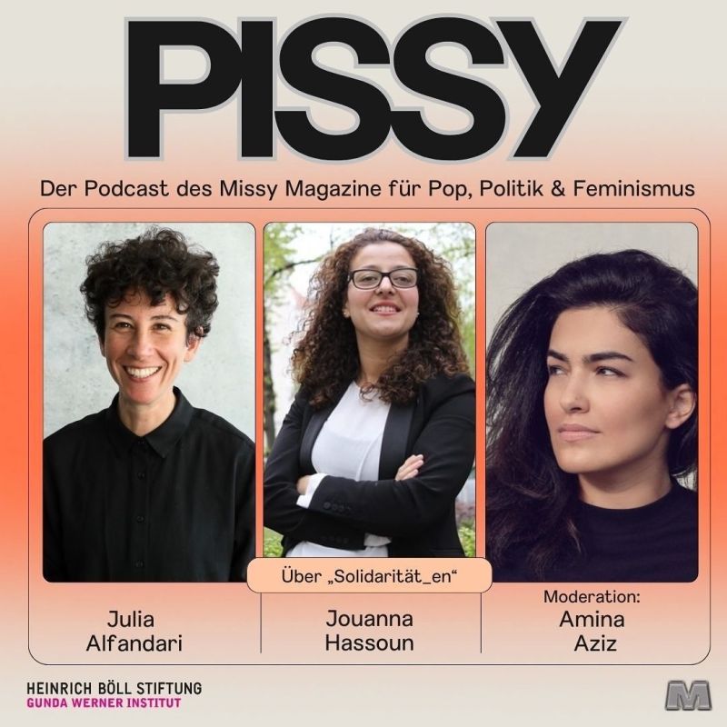 Auf orange weißem Farbverlauf sind drei Personen dargestellt, die in der 2. Folge der 2. Staffel Pissy Podcast mitreden. 