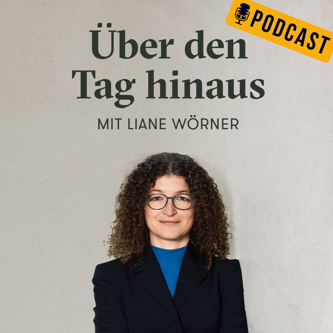 Weiblich gelesene Person mittig dargestellt. Über dem Kopf ist der Titel des Podcasts positioniert: 