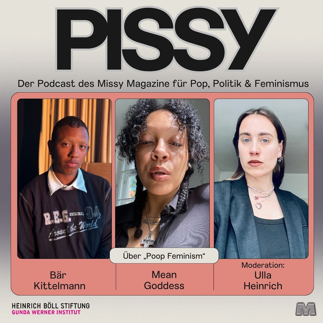 Auf orange weißem Farbverlauf sind drei Personen dargestellt, die die 3. Folge der 2. Staffel Pissy Podcast gestalten. 