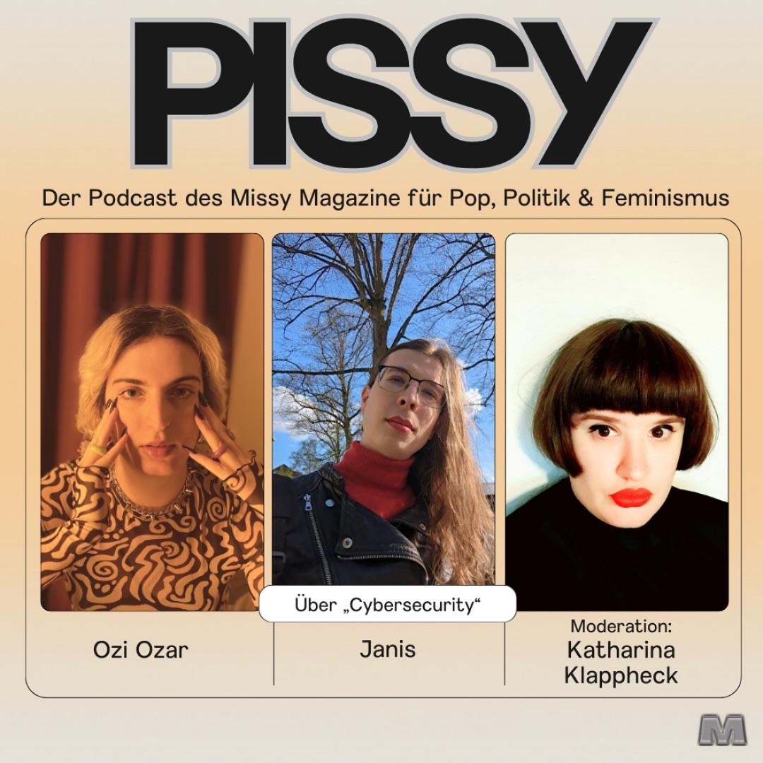 Vor einem orange-weissen Farbverlauf sind Portraits von drei weiblich gelesene Menschen zu sehen, darüber steht Dick in schwarzer Schrift PISSY. Darunter etwas kleiner 
