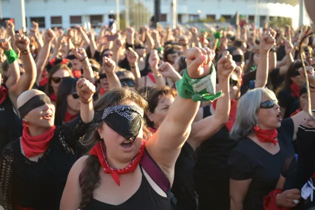 Frauen mit erhobenen Fäusten auf einer Demo