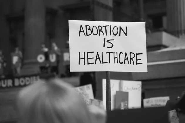 Es wird ein Demoschild dargestellt mit der Aufschrift 