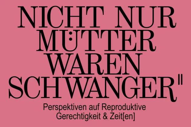 Auf altrosa Grund steht in grossen eleganten Lettern mit Serifen 