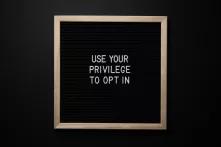 Rahmen mit dem Satz "Use your privilege to opt in"