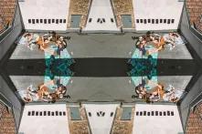 Menschen, die gemütlich auf einer Dachterrasse sitzen