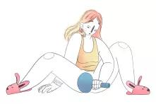 Eine Person schaut sich selbst mit einem Handspiegel an