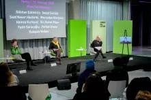 Von links nach rechts Sasha Marinna Salzmann, Sabine Hark, Ines Kappert und Peggy Piesche vor der Leinwand auf dem Podium Von links nach rechts Sasha Marinna Salzmann, Sabine Hark, Ines Kappert und Peggy Piesche vor der Leinwand auf dem Podium, die Namen der Opfer des Anschlags in Hanau 2020 auf der Leinwand