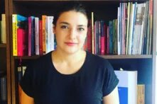 Annika Spahn im Profil vor einem Buecherregal