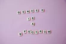 Perlen mit Buchstaben, die den Satz "Gender is a spectrum" bilden