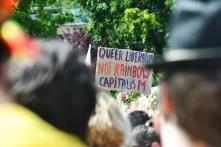 Demoschild mit der Aufschrift "Queer Liberation Not Rainbow Capitalism"