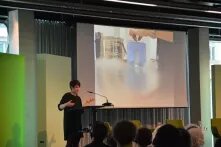 Sara Lafuente Funes auf der Bühne wie sie die Keynote der Vernissage hält