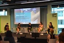 Teilnehmende der Podiumsdiskussion von links nach rechts: Podiumsgespräch mit Forscherin Sara Lafuente Funes, Fotografin Tamara Sánchez Pérez, Soziologin Laura Perler, Aktivistin Elia Muñoz und Moderatorin Derya Binışık 