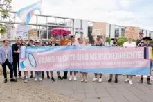 Am 30.06.2022 wurde im Rahmen der Kampagne "Gegen trans*feindliche Berichterstattung, für einen respektvollen und sachlichen Umgang!" eine Kundgebung in Berlin organisiert. Vor dem Haus der Bundespressekonferenz versammelten sich trans*, nichtbinäre und cis Personen um die Veröffentlichung der Eckpunkte zum Selbstbestimmungsgesetz zu feiern und Medien für eine respektvolle und menschenwürdige Berichterstattung zu sensibilisieren.     Weitere Informationen: innn.it/transmedienwatch     Foto: innn.it e.V.