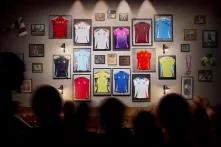 Eingerahmt an einer Wand hängen verschiedene Trikots für die anstehende Fußball-EM 2024.