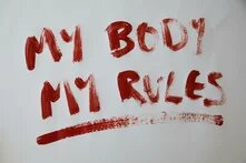 In roter Farbe ist mit einem Pinsel geschrieben "My body my rules", auf deutsch also: "Mein Körper, meine Regeln!"