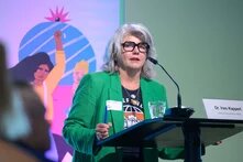 Dr. Ines Kappert am Pult, GWI Logo