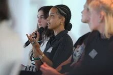 "Digitalisierung der EU-Außengrenzen und die Produktion von Verletzbarkeit" Person mit Mikrophon im Publikum, diskutierend