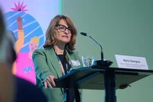 Myria Georgiou bei der Konferenz "Digitalisierung der EU-Außengrenzen und die Produktion von Verletzbarkeit" Person auf Podium am Pult, grün in grün