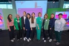 Veranstalter:innen und Mitwirdende Veranstalter:innen Konferenz Digitalisierung EU-Aussengrenzen auf Podium stehend