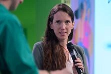 Lena Rohrbach von Amnesty International auf der Konferenz Digitale EU-Aussengrenzen an der hbs Lena Rohrbach von Amnesty International auf Podium mit Mikrophon