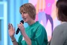 Moderatorin Monika René Moderatorin Monika René auf Pudium mit Mikrophon