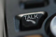 Taste auf einem alten Mobiltelefon im Detail, auf der Taste steht "Talk", englisch für "sprechen" oder "reden"