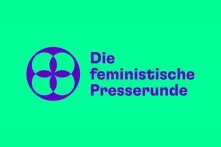 Logo der feministischen Presserund, blaue Schrift und Designelement auf grünem Hintergrund symbolisieren Engagement für Geschlechtergleichstellung und Aktivismus
