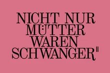 Auf altrosa Grund steht in grossen eleganten Lettern mit Serifen "Nicht nur Mütter waren Schwanger"