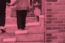 Eine kleine Person hält die Hand einer grßen Person. Beide gehen aus dem Bild heraus - es sind nur noch ihre beine zu erkennen die links oben bald das Bild verlassen. Über allem liegt ein altrosa Film.