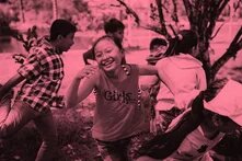 Einge gruppe Kinder verschiedenen alters spielt vermutlich Fange, sie rennen und lachen. 