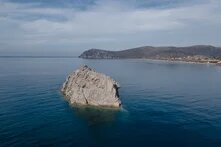 Manche sagen, er habe magische Kräfte: der Felsen vor der Küste von Skala Eressos.