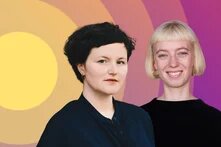 Vor einem kreisrunden Farbverlauf von gelb zu lila sind zwei weiße Frauen dargestellt. Links ist Amina Nolte mit kurzen braunen Haaren und rechts ist Sophie Bauer mit kurzen blonden Haaren.