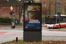 Eine Werbetafel informiert über eine Beratungsstelle für Menschen, die Täter häuslicher Gewalt sind. 