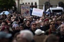 Demonstrant*innen mit Schildern "It is all violence: Sexism, Racism, Speciesism" und "Stoppt Täterschutz" auf der Kundgebung und Demonstration gegen sexualisierte Gewalt an Frauen.