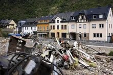 Szenerie nach der Flut. Schutt und Asche vor einer Häuserreihe