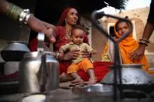 Indische Mutter kocht Tee für ihre Familie.