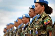 Eine Soldatin des Äthiopischen Battalions der UNMIL erhält zusammen mit anderen militärischen Beobachtern eine Medaille für ihre Arbeit in Liberia