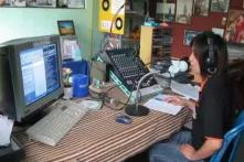 Moderatorin beim Gemeinschaftsradio in Thailand