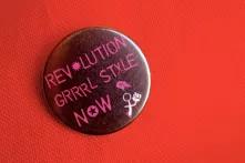 Button mit "Revolution grrrl style now!" Aufschrift