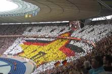 Zuschauer bilde Stern beim Eröffungsspiel der Frauen Fussball-WM in Berlin