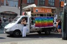 Transgenialer CSD 2006 in Berlin. „Vogelfrei“ – Demowagen mit Auflistung von Staaten, in denen Homosexualität juristisch verfolgt wird