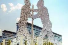 Molecule Man ist eine Skultpur von Jonathan Borofsky und steht in Berlin. Sie soll daran erinnern, "dass sowohl der Mensch als auch die Moleküle in einer Welt der Wahrscheinlichkeit existieren". Vielfalt als Grundlage menschlicher Existenz.